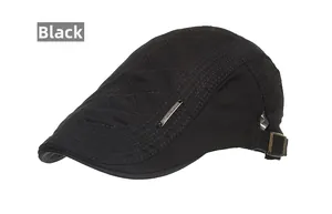 Détail du béret noir en coton avec surpiqûres en losange et plaque logo en métal