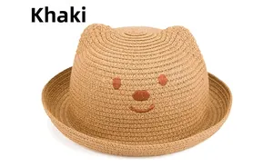 Détail d'un chapeau de paille kaki pour enfant avec oreilles d'ours et broderie animale