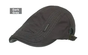 Détail de la casquette plate gris foncé montrant les surpiqûres et la boucle en métal
