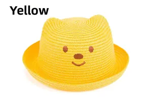 Détail de chapeau de paille jaune pour enfant avec visage d'ours brodé et oreilles 3D