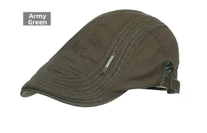 Détail de la casquette plate vert armée avec surpiqûres losanges et boucle en métal