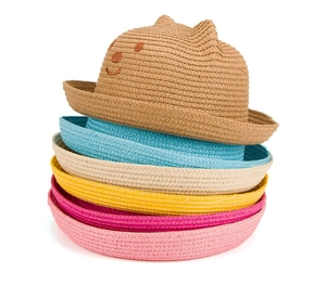Pile de chapeaux de soleil en paille tissée pour enfants avec broderie ours et oreilles