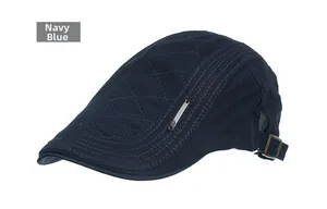 Détail d'une casquette plate matelassée bleu marine avec logo métal et sangle réglable