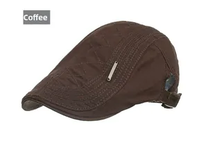 Détail de la casquette matelassée marron avec plaque métallique et boucle de réglage