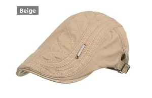 Détail de la casquette plate beige avec texture matelassée et sangle à boucle en métal réglable