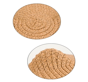 Gros plan détaillé d'un chapeau de paille pour enfant avec tissage serré marron