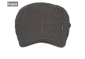 Vue de face d'une casquette plate gris foncé avec coutures en losange et logo en métal