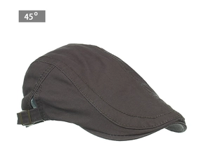 Détail de la casquette plate vintage avec coutures latérales et boucle en métal réglable