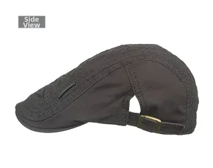 Vue latérale du béret vintage avec coutures matelassées et boucles métalliques