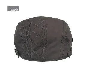Détail des boucles métalliques réglables et des coutures matelassées sur la casquette marron