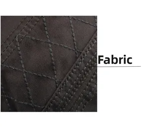 Détail du tissu en toile marron avec coutures matelassées en losange sur la casquette
