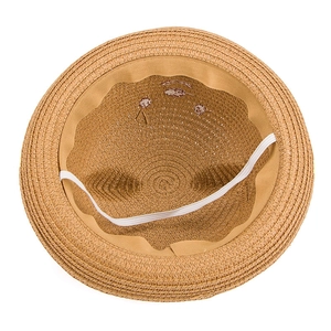 Vue intérieure du chapeau de paille pour enfant avec broderie ours et sangle élastique