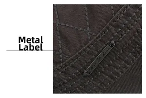 Détail du tissu matelassé marron foncé avec plaque métallique Best Fashion sur la casquette