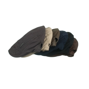 Casquette plate rétro pour homme avec matelassage en losange et détail logo métal