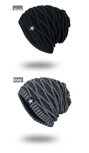 Gros plan détaillé de bonnets en tricot noir et gris avec étiquettes à étoiles
