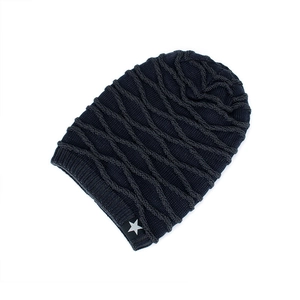Bonnet en maille noire pour homme avec motif texturé et écusson étoile blanche élégant