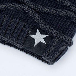 Bonnet d'hiver tricoté bleu marine avec écusson étoile blanche et texture côtelée