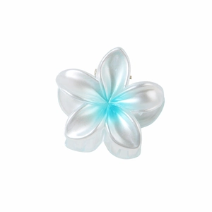 Pince à cheveux fleur de frangipanier nacrée 4cm avec dégradé bleu sur fond blanc