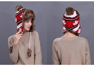 Detailansicht der Winter-Uschanka mit Ahornblatt-Mustern und braunem Kunstpelz-Futter
