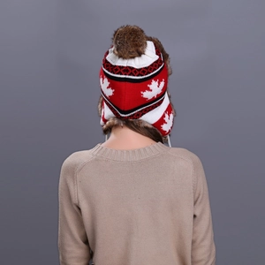 Winter-Strickmütze mit Ahornblattmuster und Plüschbommel in der Rückansicht gezeigt