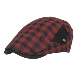 Vue détaillée d'une casquette plate vintage à carreaux rouge et noir avec bouton en métal