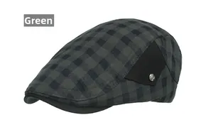 Détail de la casquette plate à carreaux vert et noir avec rivet et bord incurvé