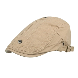 Détail d'une casquette gavroche kaki avec boucle en métal et coutures quadrillées