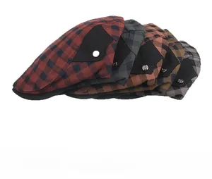 Différents coloris de casquettes plates vintage à carreaux avec bouton métallique latéral