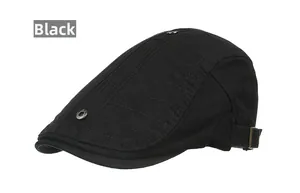 Détail de la casquette à carreaux en coton noir avec boucle réglable et bouton en métal