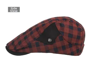 Vue latérale de la casquette plate rétro à carreaux rouges et noirs avec boucle métallique