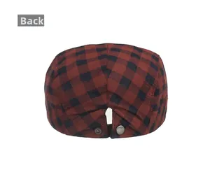 Détail de l'arrière d'une casquette plate à carreaux rouge et noir avec boucle en métal