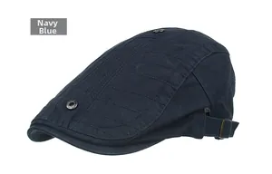 Détail de la casquette plate bleu marine avec boucle en métal et coutures décoratives