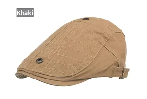 Détail d'une casquette plate kaki avec boucle métallique et coutures à carreaux fines