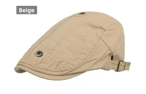 Vue détaillée de la casquette plate beige matelassée avec boucle en métal et sangle réglable