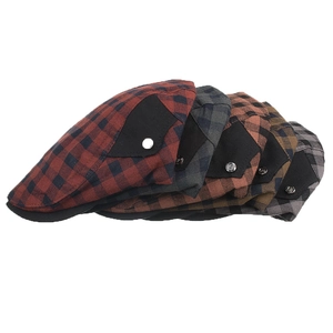 Bérets vintage pour hommes avec motifs à carreaux variés et boucles métalliques décoratives