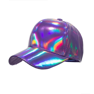 Vue détaillée de la casquette de baseball laser holographique en similicuir violet