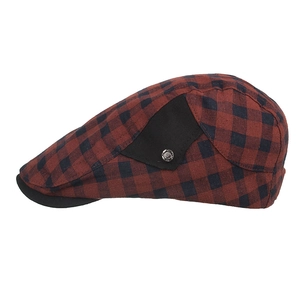 Casquette gavroche rétro à carreaux rouge et noir avec boucle en métal vintage
