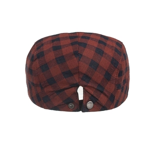Casquette plate classique à carreaux rouges et noirs avec boucle en métal et style vintage