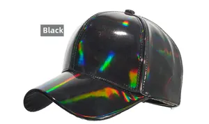 Détail d'une casquette de baseball noire avec reflet holographique arc-en-ciel effet laser