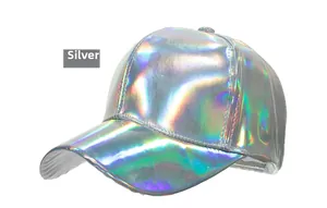 Détail d'une casquette holographique argentée avec finition laser et reflets arc-en-ciel