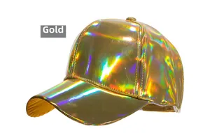 Détail de la texture métallique holographique laser dorée sur cette casquette de baseball