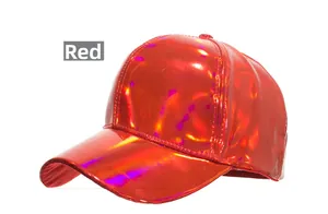 Détail de la casquette de baseball laser rouge brillant en similicuir PU premium
