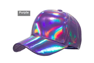 Vue détaillée de la casquette de baseball holographique violette avec fini métallique réfléchissant