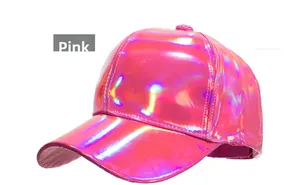 Détail d'une casquette de baseball laser rose avec fini métallique et surface irisée