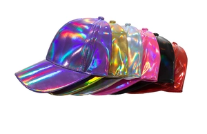 Détail de casquettes de baseball en cuir PU laser montrant une texture métallique brillante