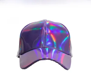 Vue de face de la casquette de baseball laser violette à texture métallique irisée