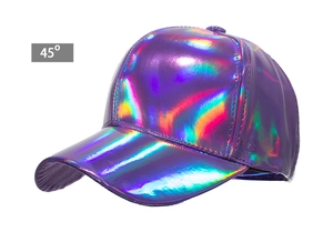 Détail de la casquette holographique violette montrant la texture du matériau PU