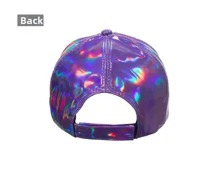 Vue arrière de la casquette holographique violette en PU avec sangle velcro réglable