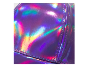 Détail macro de casquette violette holographique avec double couture et surface irisée