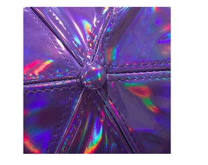 Détail macro de la casquette holographique violette avec coutures et bouton supérieur